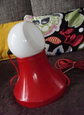 Lampe rouge avec globe opaline années 70