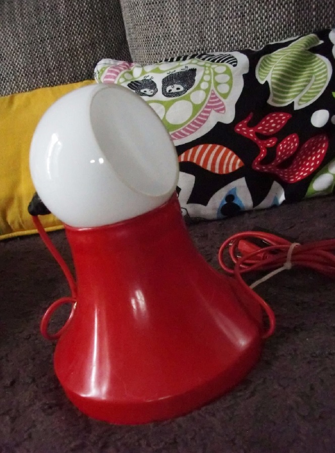 Lampe rouge avec globe opaline années 70